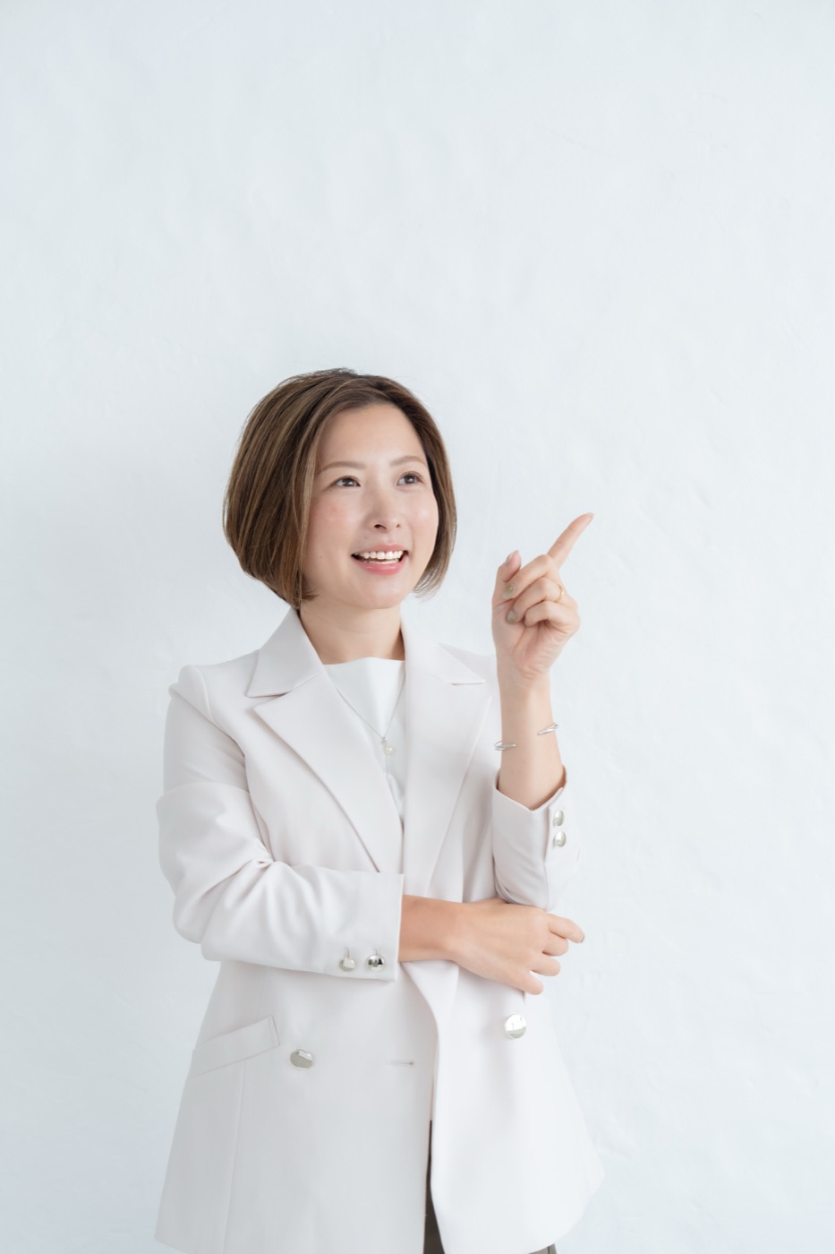 指をさす水沢あゆみ