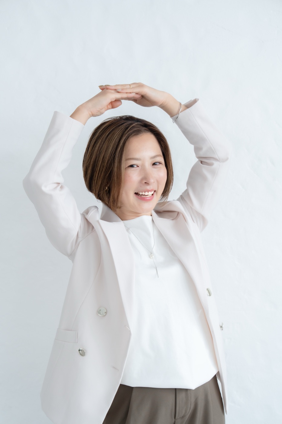 両手で丸をつくる水沢あゆみ